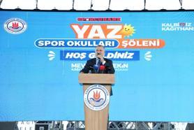 Bakan Bak, Kağıthane Yaz Spor Okulları Şöleni'ne katıldı