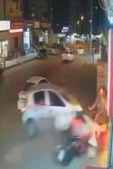 İş yerinin duvarına çarpan otomobilin altında kalmaktan kıl payı kurtuldu