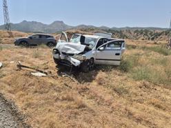 Bingöl'de otomobiller kafa kafaya çarpıştı: 1'i ağır, 10 yaralı