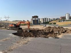Batman'da ana isale hattının geçtiği yol çöktü