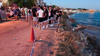 Dayandıkları demir bariyerin kopması sonucu sahildeki kayalıklara düşen 2 kişi yaralandı