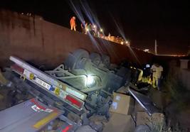 Karton yüklü TIR'ın 4 metreden araziye düştüğü kazada sürücü ağır yaralandı
