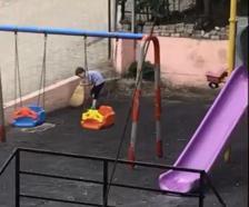 Çocuklar, oynadıkları parkı temizledi
