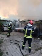 Bağ evi ile araç yandı