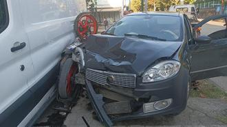 Kazada otomobil ile minibüs arasında sıkışan motosikletin sürücüsü ağır yaralandı
