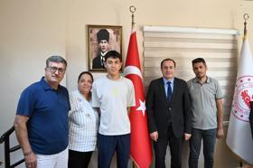 Kaymakam Türker, şampiyon atleti kabul etti