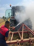 Iğdır’da tarlasını sürerken traktörü yandı