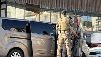 Aranan şüpheli kaçmak isterken merdivenden düşerek yaralandı