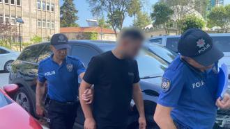 Araçtan sarkıp konvoyu çekerken, başını duraksayan minibüse çarptı
