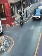 Polisten kaçan sürücünün motosikleti vali yardımcısına çarptı; o anlar kamerada