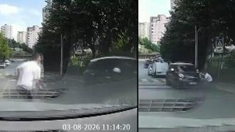 Başakşehirde yokuştan kayan aracı fark edip otomobilinden inerek koştu; kaputundan tutarak durdurdu