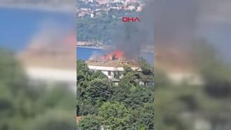 Sarıyer'de 5 katlı binanın çatısında yangın söndürüldü
