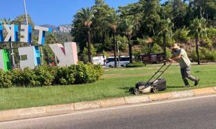 Kemer’de parklarda çim biçme çalışmaları