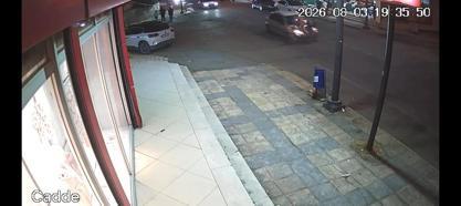 Otomobil ile bisikletin çarpıştığı kaza kamerada; 1 yaralı
