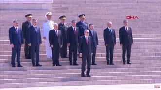 Cumhurbaşkanı Erdoğan ve YAŞ üyeleri Anıtkabir'i ziyaret etti