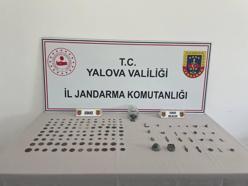 Yalova’da durdurulan araçta 228 sikke ile 28 tarihi obje ele geçirildi