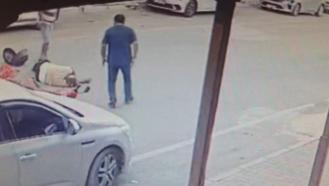 Otomobilin açılan kapısına çarpan motosikletli ağır yaralandı