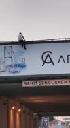 Şişli’de üst geçide çıktı müzakereci polis tarafından ikna edilerek aşağı indirildi