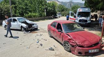 Otomobiller kafa kafaya çarpıştı: 4 yaralı