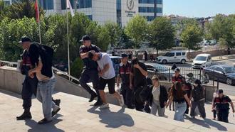 Ormana götürdükleri kişiye kadın kıyafeti giydirip videosunu çeken 6 şüpheli gözaltına alındı