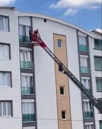 Balkon korkuluğuna sıkışan güvercini itfaiyeciler kurtardı
