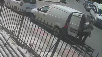 Gaziosmanpaşa'da kargo aracından hırsızlık kamerada