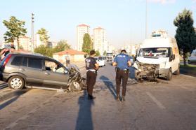 Kayseri'de karşı şeride geçen otomobil ile minibüs çarpıştı: 2 yaralı