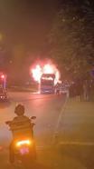 Kartal’da park halindeki minibüs alev alev yandı