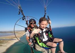 6 yaşındaki Miraç ve Yaman’ın, Saros Körfezi’nde paramotorla uçuş heyecanı