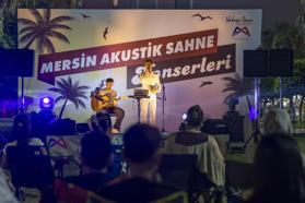 Sahilden akustik ezgiler yükseliyor