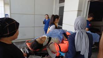 Cam silerken 3'üncü kattan düşüp ağır yaralandı