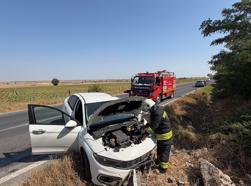 Su kanalına çarpan otomobilin sürücüsü yaralandı
