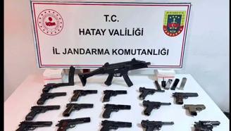 Hatay’da TIR ve dorsesinde 1'i makineli 17 tabanca ele geçirildi