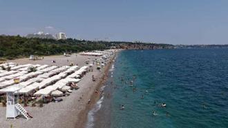 Antalya'da hissedilen sıcaklık 39 derece; tatilciler denizde serinledi