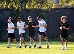 Altay, 17 eksikle çalışıyor