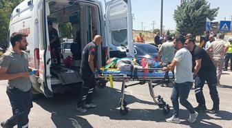 Otomobille çarpışan motosikletin sürücüsü yaralandı