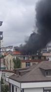 Arnavutköy'de 3 katlı binanın çatısında yangın -1