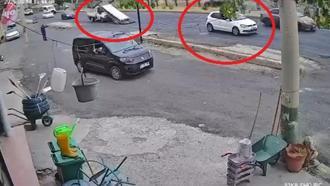 Sürücüsünün ani fren yaptığı kamyonetteki demirler yola saçıldı; o anlar kamerada