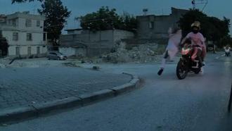 Motosikletin çarptığı kadın, ayağa kalkıp koşarak uzaklaştı
