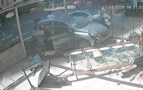 Çarpışan otomobillerden biri fırına girdi