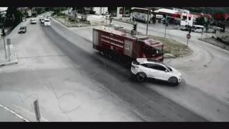 Yangına giden itfaiye aracı ile otomobilin çarpıştığı kaza kamerada: 1 yaralı