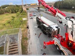 TIR devrildi, trafikte aksamalar yaşandı