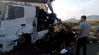 Emniyet şeridinde duran TIR'a arkadan başka bir TIR çarptı: 2 yaralı