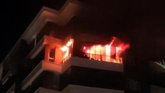Apartman dairesindeki yangında, 14 kişi dumandan etkilendi