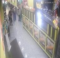 Eyüpsultan'da nefes borusuna yiyecek kaçan çocuğu, Heimlich manevrasıyla kurtardı