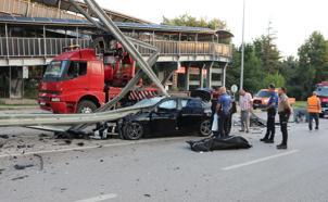 Bariyere çarpıp ikiye bölünen otomobilin sürücüsü öldü