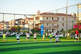 Çeşme'de 'Yenilenen Halı Sahalarda Etkinlik Var' spor şenliği başladı