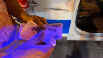 Bursa'da aracın üzerinde bulduğu çantadaki 30 bin TL'yi polise teslim etti