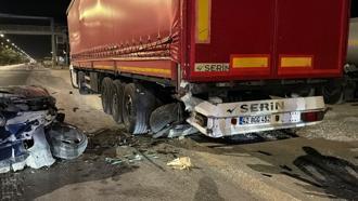 TIR'a çarpan otomobil, hurdaya döndü; sürücü yaralandı
