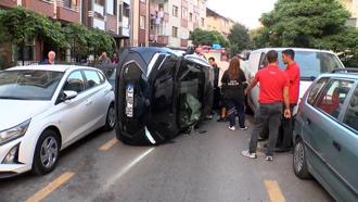 Ümraniye’de park halindeki araçlara çarparak devrilen otomobilin sürücüsü yaralandı